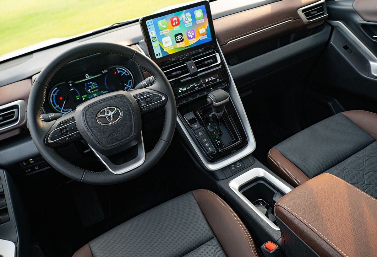 Tiện nghi và cửa sổ trời Innova Cross HEV